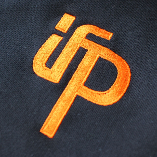 Broderie logo école sur le cœur